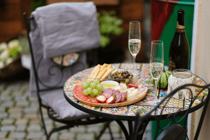 Bistro stůl s Prosecco a pokrmy Bistro stůl s Prosecco a pokrmy