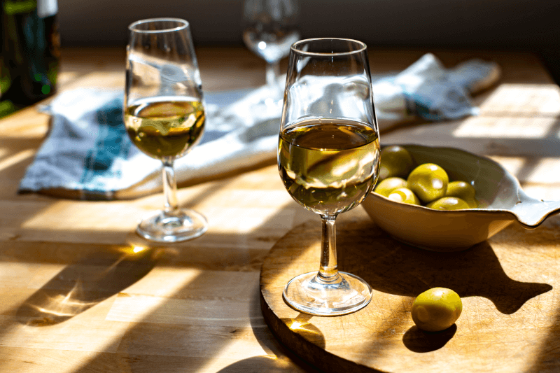 Degustace sherry se dvěma skleničkami