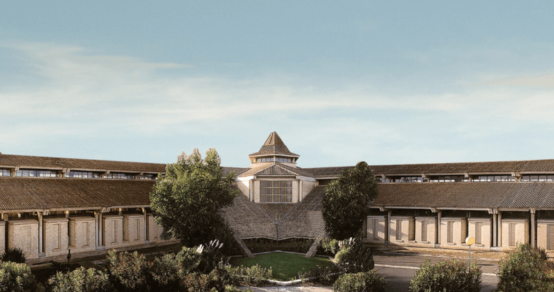Pohled zepředu na Bodegas Olarra Pohled zepředu na Bodegas Olarra